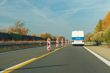 Gefangenentransporter mit der Aufschrift Justiz fährt in den Baustellenbereich auf einer deutschen Autobahn