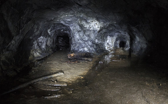 Underground mine labyrinth