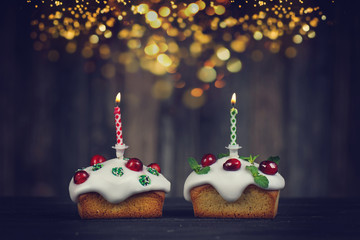 Fototapeta na wymiar zwei kleine Weihnachtskuchen mit Kerzen