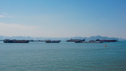 Obraz premium Ships in the sea in the bay of Ha Long. Vietnam