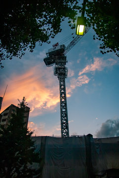 クレーンと夕焼雲