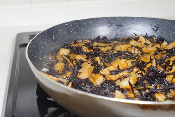ヒジキとさつま揚げの煮物を作っているところ