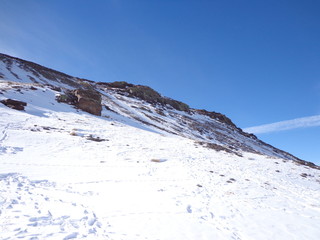 Estación de esquí (montañas nevadas)