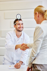 Obraz premium Patientin und Arzt geben sich die Hand