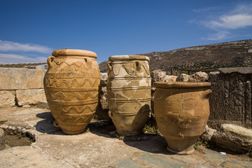 Ogromne starożytne gliniane wazy i kamfory. Stare naczynia, kamfory i dzbany. Przechowywanie wina i żywności. Pałac w Knossos, Grecja. - obrazy, fototapety, plakaty