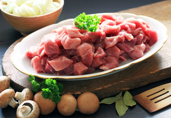 rohes Schweinegulasch