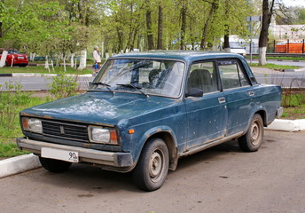 Obraz na płótnie Canvas Старый автомобиль ВАЗ 2105 стоит на стоянкеDSC