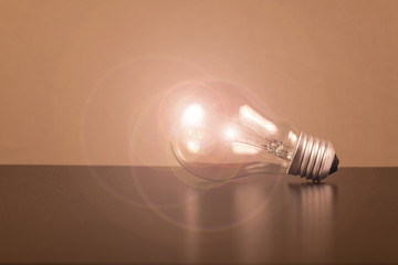 Warmes Licht von klassischer Glühbirne
