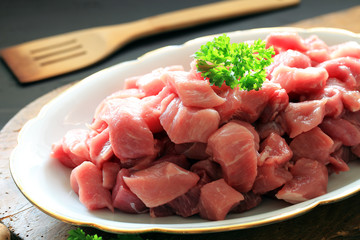 Schweinegulasch roh