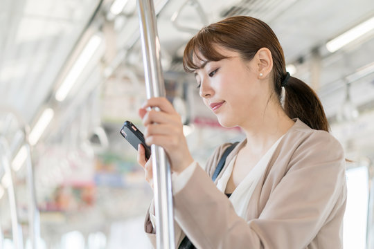 女性・通勤・スマートフォン