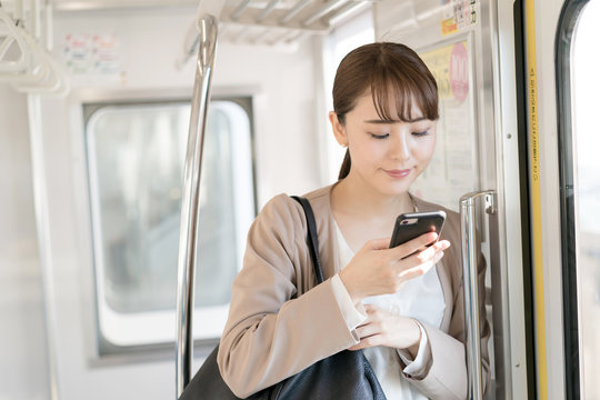 女性・通勤・スマートフォン