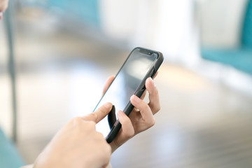 女性・通勤・スマートフォン