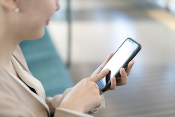 女性・通勤・スマートフォン