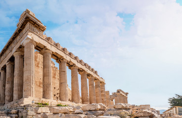 Naklejka premium Widok z boku Partenonu Akropolu w słoneczny dzień bez turystów.