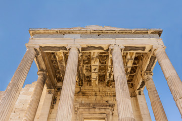 Obraz premium Ancient building with columns on Acropolis of Athens territory.
