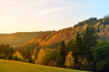 einsame Hütte auf einem Hügel im Herbst