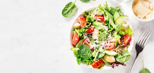 Foto auf Glas Tasty fresh salad with chicken and vegetables © nerudol