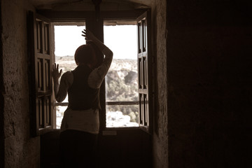 La espera de la mujer tras la ventana 