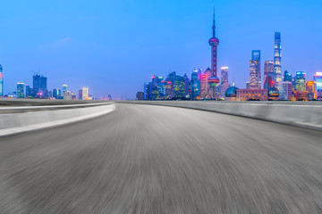 Naklejka premium Empty asphalt road along modern commercial buildings in China's cities