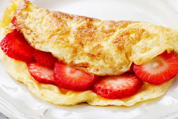 How to make homemade omelette with strawberries, tutorial.