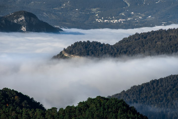Monta&ntilde;a cubierta de nubes