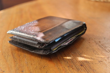 Das Portemonaie liegt auf dem Tisch