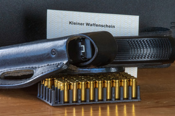 Waffe im Holster mit Schreckschussmunition und kleinem Waffenschein