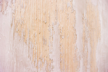 木にセメントを塗った壁