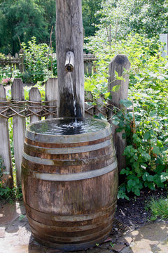 Gartenbrunnen altes Weinfa&szlig;
