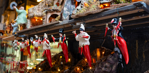 Statues de porte-bonheur pulcinella et cornes rouges dans la boutique de souvenirs de Naples