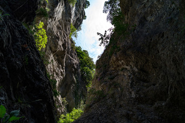 Obraz premium Piccolo canyon lungo il sentiero 38 nel parco del Monte Cucco