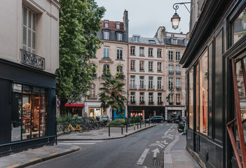 Cozy street in Paris, France - obrazy, fototapety, plakaty