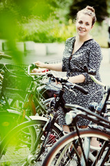junge Frau stellt ihr Fahrrad ab