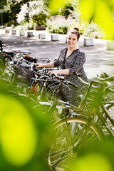 junge Frau stellt ihr Fahrrad ab