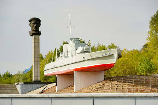 Military boat since the Second World War on a pedestal in Volgograd!