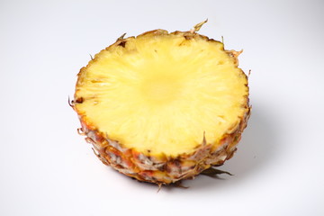 Bodegón de comida sobre fondo blanco