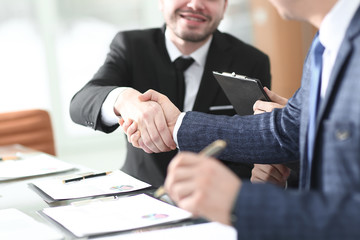 handshake of trading partners after discussing the terms of the contract