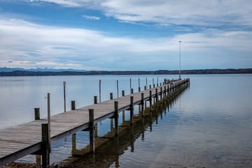 Naklejka premium Steg im Herbst am Starnberger See