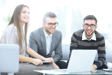 Obraz premium businessman discussing with business team ideas for a new business project