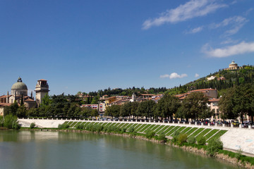 Fototapeta premium Vista de la ciudad de Verona desde el Puente de Castelvecchio
