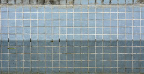 Obraz premium abstract dirty tile with reflection on the water at swimming pool