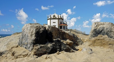Fototapeta premium small chapel ath the beach in portugal