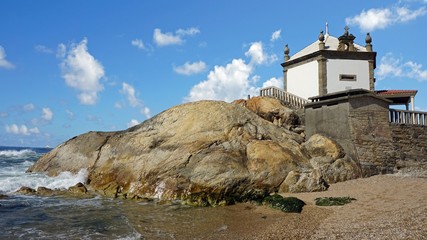 Fototapeta na wymiar small chapel ath the beach in portugal