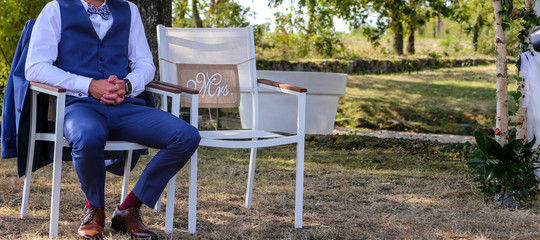 discours de la mariée , le marié assis écoutant