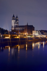 Fototapeta na wymiar Dom Magdeburg in der Nacht mit der Elbe