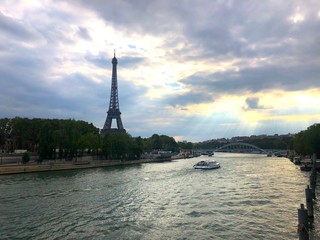 Fototapeta na wymiar Vista della Torre EIffel in una giornata nuvolosa, Parigi, Francia