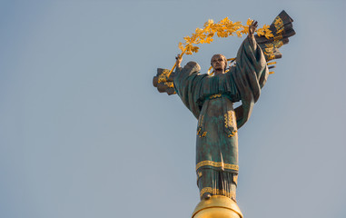 Monument van de onafhankelijkheid van Oekraïne voor de blauwe hemel. Het monument staat in het centrum van Kiev op het Onafhankelijkheidsplein. Barok en rijk.