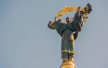 Foto op Plexiglas Monument van de onafhankelijkheid van Oekraïne voor de blauwe hemel. Het monument staat in het centrum van Kiev op het Onafhankelijkheidsplein. Barok en rijk. © Valentin Kundeus