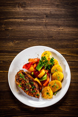 Grilled chicken fillet and vegetables