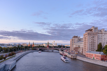 Obraz premium Evening view of the Moscow River, Russia